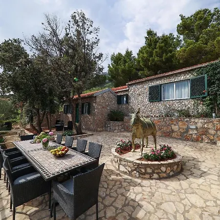 Ferienhaus Mit Privatpool Fuer 8 Personen Ca 250 Qm In Pijavicino, Dalmatien Sueddalmatien Potomje